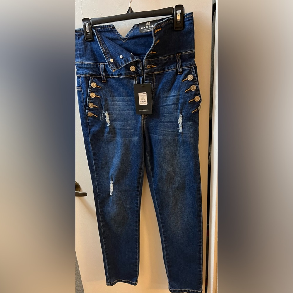 Women’s dark blue distressed skinny Jeans fit size 28 stretchy. Never worn